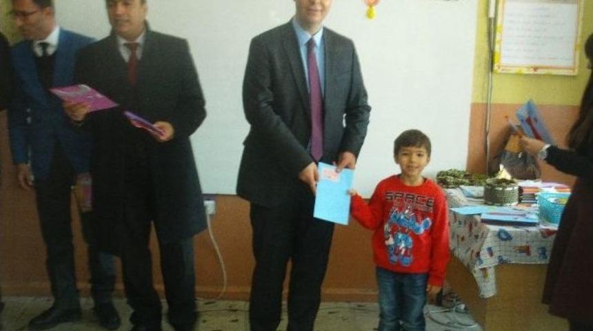 &Ouml;zalp İl&ccedil;esinde Karne Sevinci