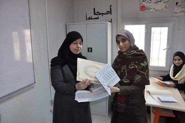 Reyhanlı&rsquo;da Suriyeli &Ouml;ğrenciler Karnelerini Aldı 1