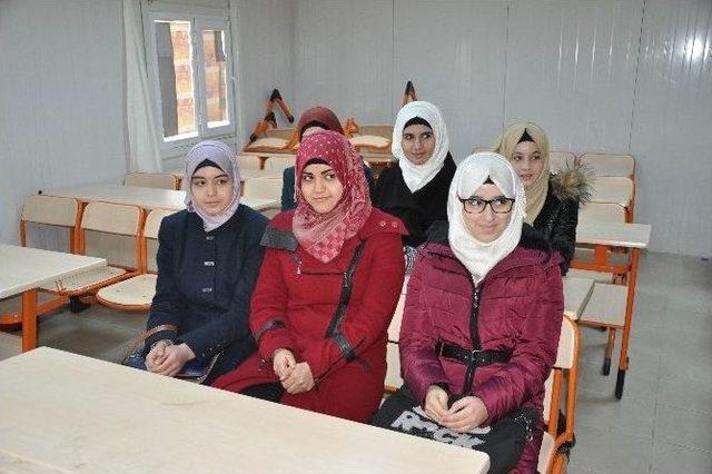 Reyhanlı&rsquo;da Suriyeli &Ouml;ğrenciler Karnelerini Aldı 2