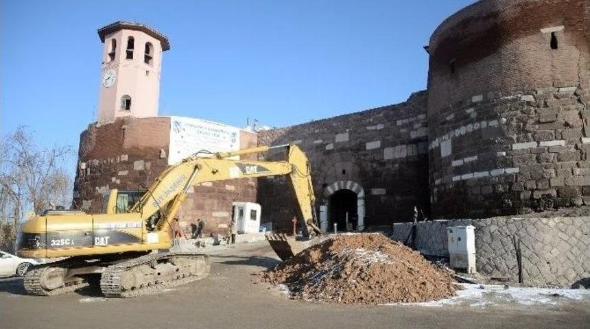Ankara Kalesi &Ouml;n&uuml; Meydan D&uuml;zenlemesi &Ccedil;alışmaları