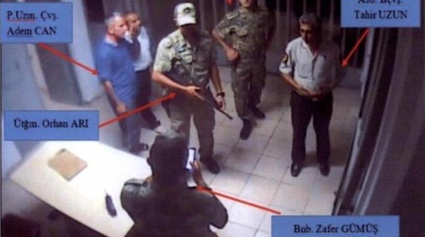 Darbe Girişiminde Bulunanlar, Deniz Harp Okulu Komutanı Mesut &Ouml;zel&rsquo;in Ellerini Kelep&ccedil;eledi