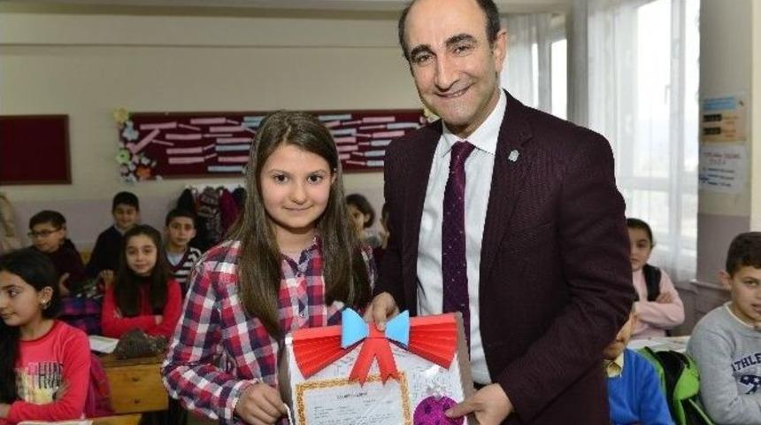 Başkan Edebali &Ouml;ğrencilerin Karne Heyecanına Ortak Oldu