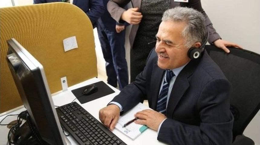 Başkan Memduh B&uuml;y&uuml;kkılı&ccedil;, İletişim Merkezinde 252 13 33&rsquo;e Cevap Veriyor