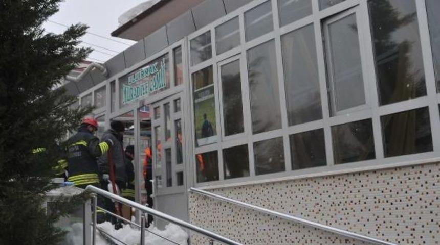 Konya'dan Cami Girişinin &Ccedil;atısı &Ccedil;&ouml;kt&uuml;: 4 Yaralı