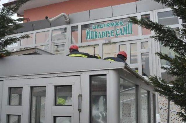 Konya dan Cami Girişinin &Ccedil;atısı &Ccedil;&ouml;kt&uuml;: 4 Yaralı 1