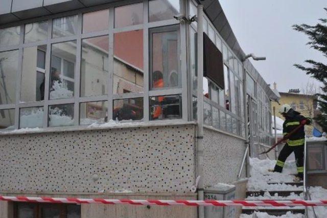 Konya dan Cami Girişinin &Ccedil;atısı &Ccedil;&ouml;kt&uuml;: 4 Yaralı 2