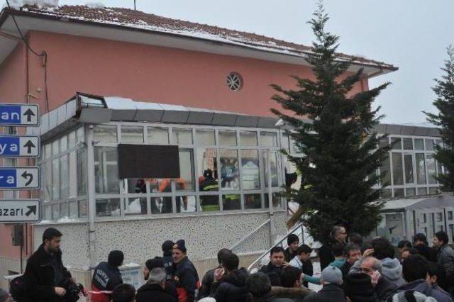 Konya dan Cami Girişinin &Ccedil;atısı &Ccedil;&ouml;kt&uuml;: 4 Yaralı 3