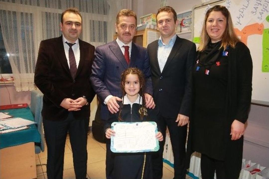 Başkan Usta, &Ouml;ğrencilerin Karne Sevincine Ortak Oldu