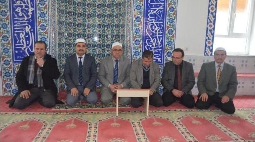 Eller Semaya Şehitler İ&ccedil;in A&ccedil;ıldı