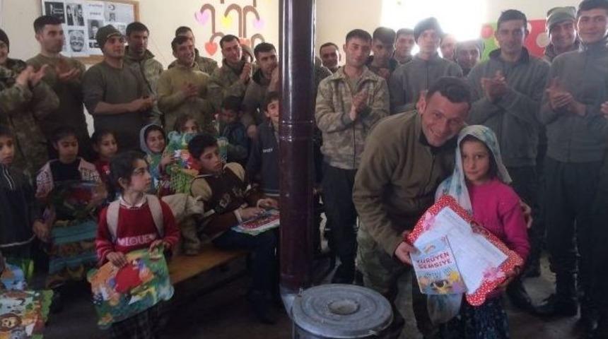 Operasyondaki Askerlerden &Ouml;ğrencilere Karne Hediyesi