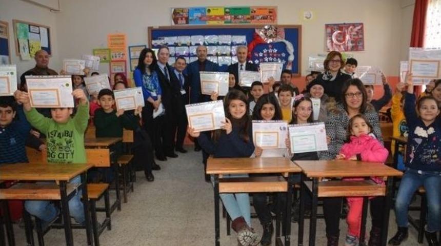 İzmir&rsquo;in İl&ccedil;elerinde Karne Sevinci