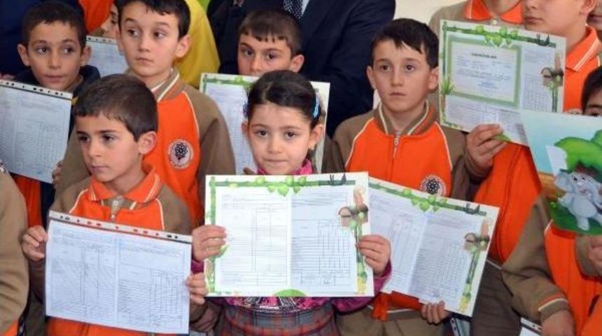 Ahıska T&uuml;rk&uuml; &Ccedil;ocukların Ilk Karne Heyecanı