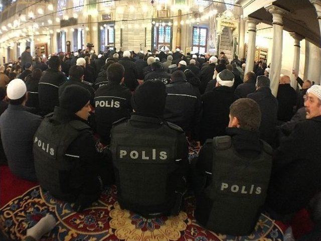 Fatih Camii’nde Beşiktaş Şehitleri İçin Mevlid Okutuldu