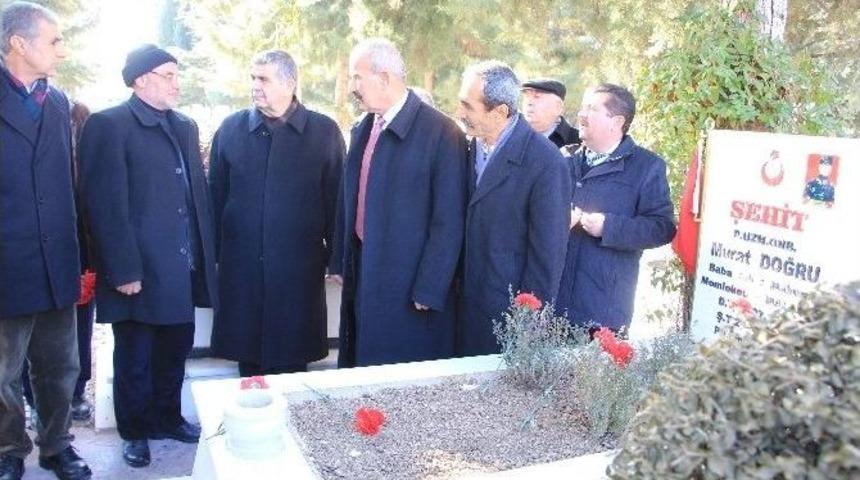 Mhp&rsquo;liler Şehitliği Ziyaret Ettiler