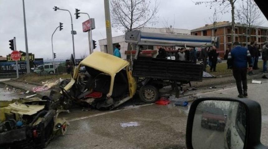 Kazada Kamyonet İkiye B&ouml;l&uuml;nd&uuml; 3 Kişi Yaralandı