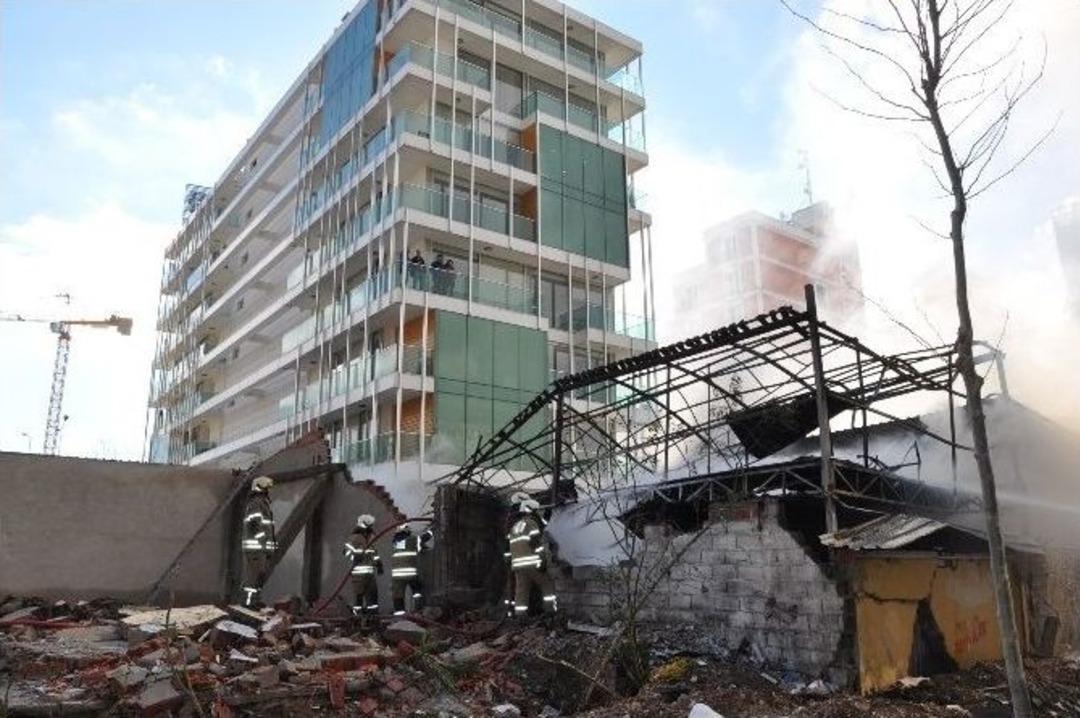 İzmir&rsquo;de Korkutan Hurdalık Yangını