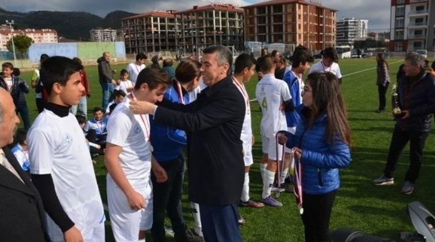 Mahalle Ligi Futbol Turnuvası Edremit Grubu Şampiyonları &Ouml;d&uuml;llerini Aldılar