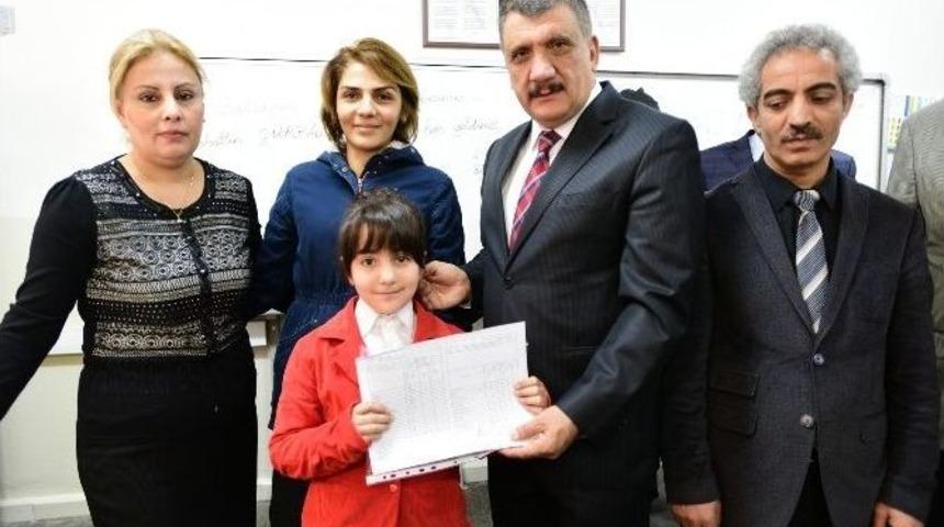 Başkan G&uuml;rkan &Ouml;ğrencilere Karne Dağıttı