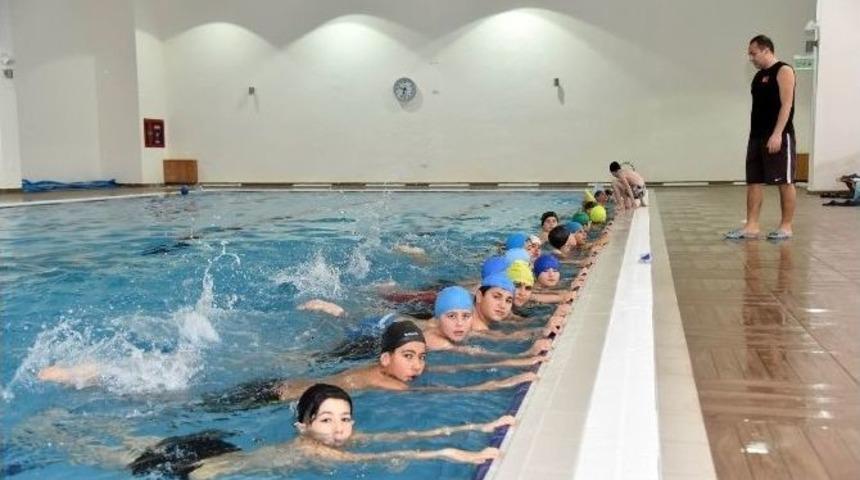 Altındağlı Çocuklar Yüzme Dersinde
