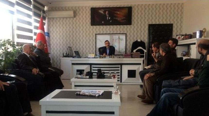 Edremit Kaymakamı Ve Belediye Başkan Vekili &Ccedil;i&ccedil;ekli Basınla Bir Araya Geldi