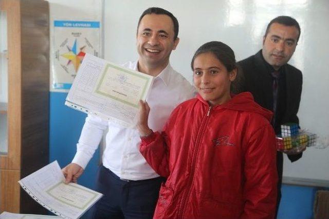 Silopi&rsquo;de İş Adamları K&ouml;y Okulunda Karne Ve Oyuncak Dağıttı 2