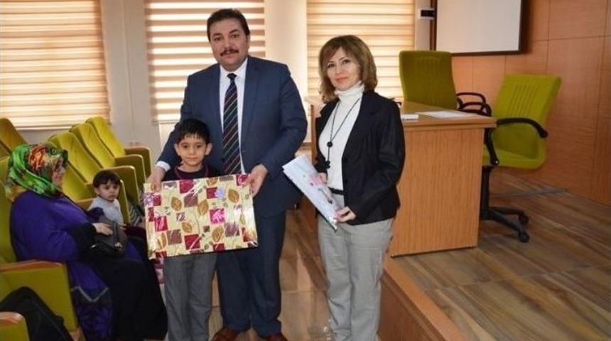 Okula Kazandırılan Devamsız &Ouml;ğrencilere Karneleri Ve Hediyeleri Verildi