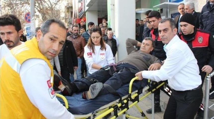 Bankada Silahlı Kavga: 1 Yaralı