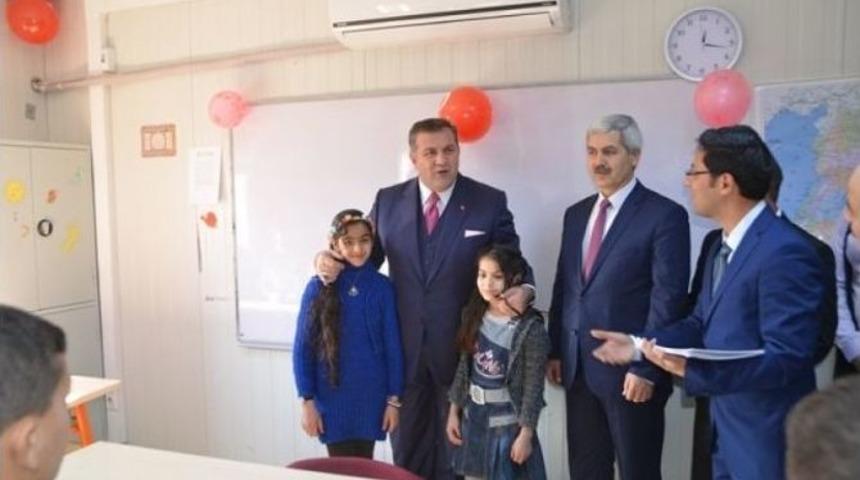 Suriyeli &Ouml;ğrencilerin Karne Sevinci