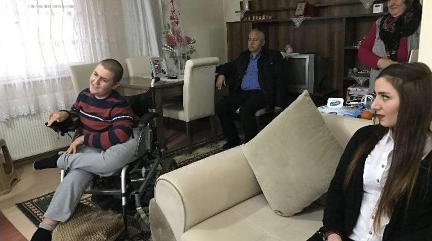 Bedensel Engelli &Ouml;ğrenci Karnesini Evinde Aldı