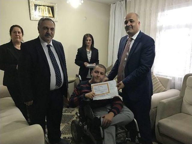 Bedensel Engelli &Ouml;ğrenci Karnesini Evinde Aldı 1