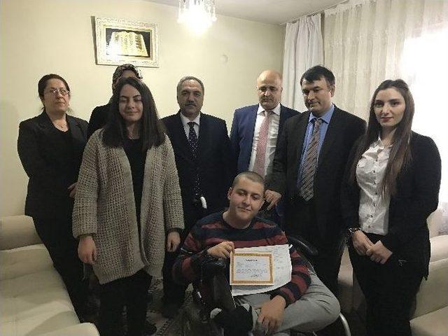 Bedensel Engelli &Ouml;ğrenci Karnesini Evinde Aldı 2