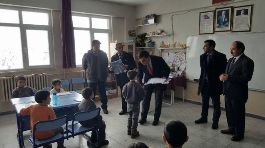 Başkan Yal&ccedil;ın &Ouml;ğrencilere Karnelerini Verdi