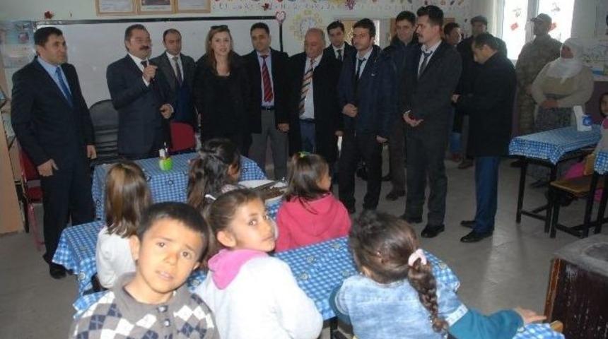 Kaymakam U&ccedil;ar&rsquo;dan Mezradaki &Ouml;ğrencilere Karne