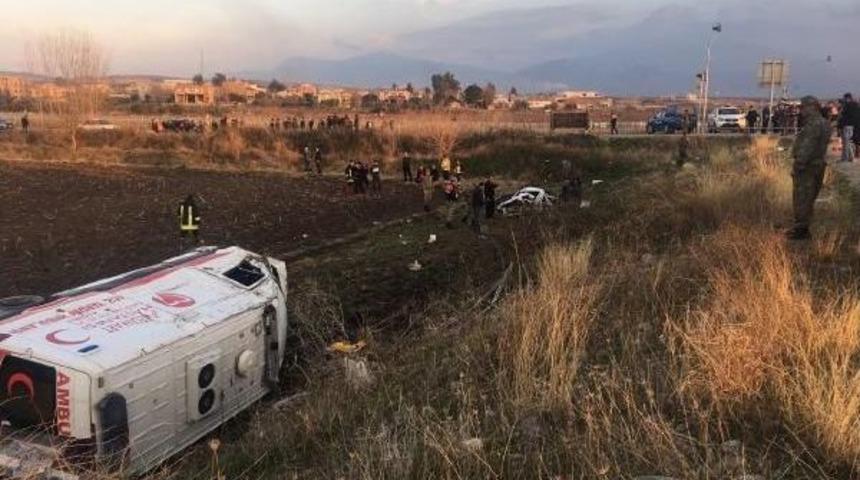 Ambulansla Otomobil &Ccedil;arpıştı: 4 &Ouml;l&uuml;, 4 Yaralı