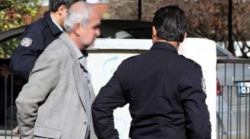 Annesini Bı&ccedil;akladı