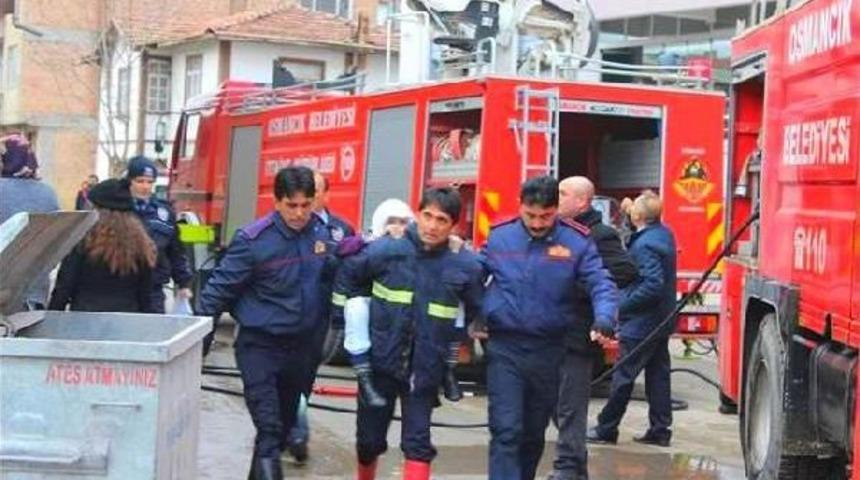 İtfaiye Eri Dumandan Etkilenen Kadını Sırtında Taşıdı