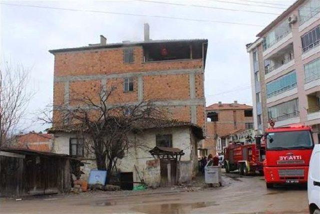 İtfaiye Eri Dumandan Etkilenen Kadını Sırtında Taşıdı