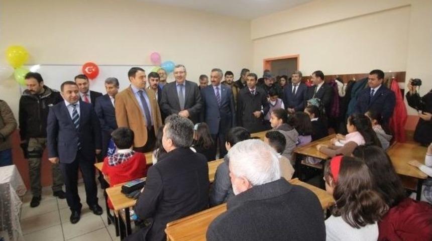 Ağrı Valisi Işın &Ouml;ğrencilere Karne Dağıttı