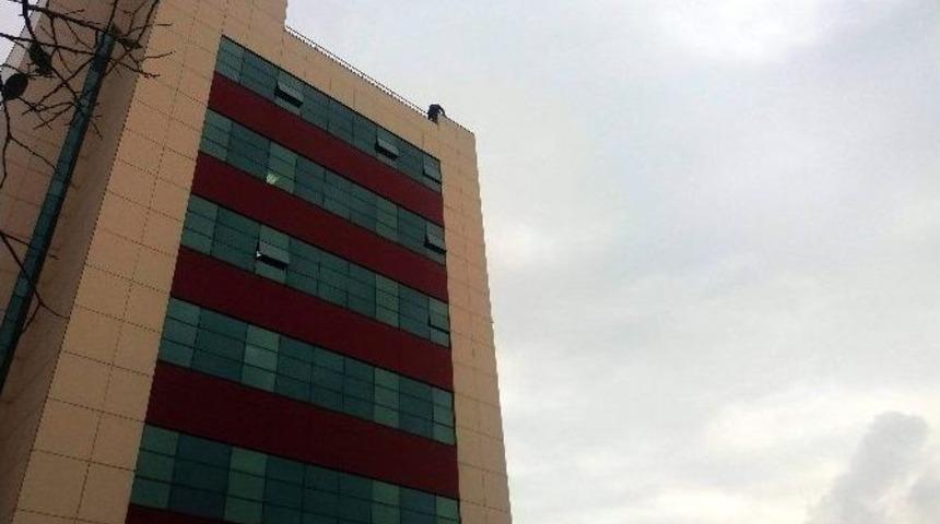 Hastanenin &Ccedil;atısına &Ccedil;ıkıp İntihara Kalkıştı
