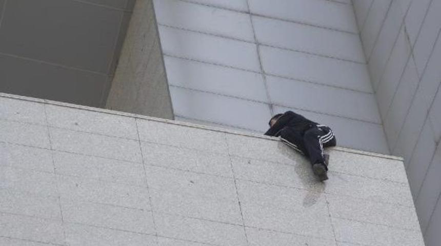 Adliyenin 11'inci Katıda Intihar Girişimi