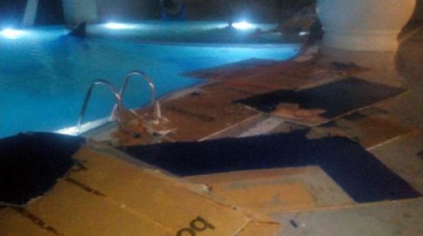 Havuzda Y&uuml;zen Kadınların &Uuml;st&uuml;ne Tavandaki Al&ccedil;ıpanlar D&uuml;şt&uuml;: 6 Yaralı