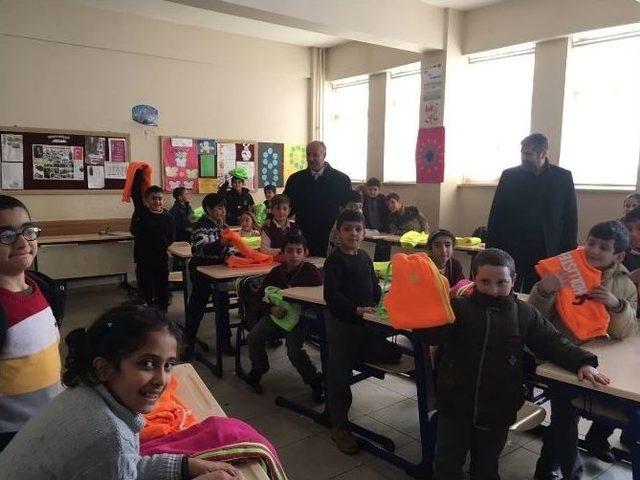 Ağrı İhyad&rsquo;dan Bin 800 &Ouml;ğrenciye Yardım 1