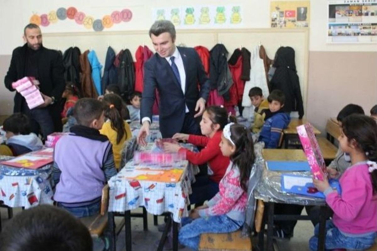 Başkan &Ouml;ğrencilere Karne Ve Hediyelerini Dağıttı