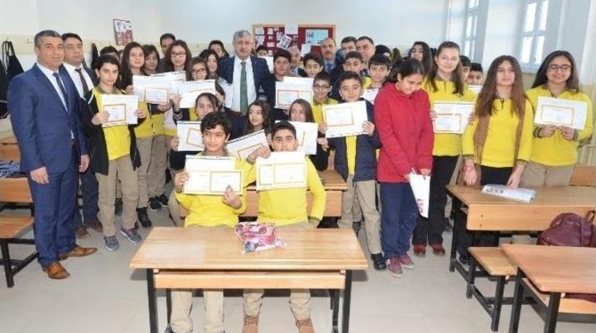 Başkan Polat, Karne Almaya Gidemeyen &Ouml;ğrencilerin Karnelerini Evlerine G&ouml;t&uuml;rd&uuml;