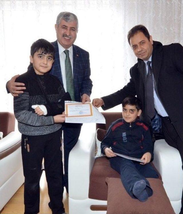 Başkan Polat, Karne Almaya Gidemeyen &Ouml;ğrencilerin Karnelerini Evlerine G&ouml;t&uuml;rd&uuml; 1