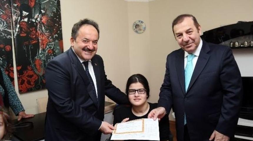 Evde Eğitim Hizmeti G&ouml;ren Engelli Kardelen&rsquo;in Karne Sevinci