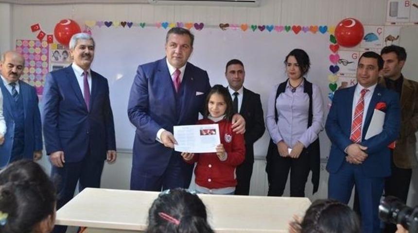 Suriyeli &Ouml;ğrencilerin Karne Sevinci