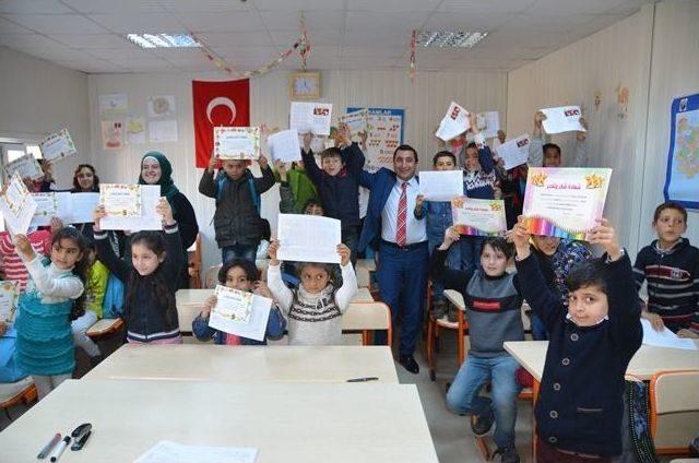 Suriyeli &Ouml;ğrencilerin Karne Sevinci 1