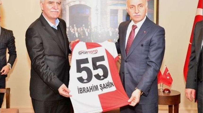 Vali Şahin&rsquo;e Samsunspor Forması