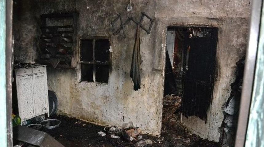 Saruhanlı&rsquo;da Ev Yangını: 1 &Ouml;l&uuml;